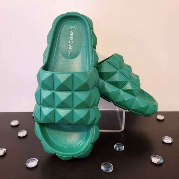 Wild Diva Lounge Green Diamond Slides - Picture 1 of 4
